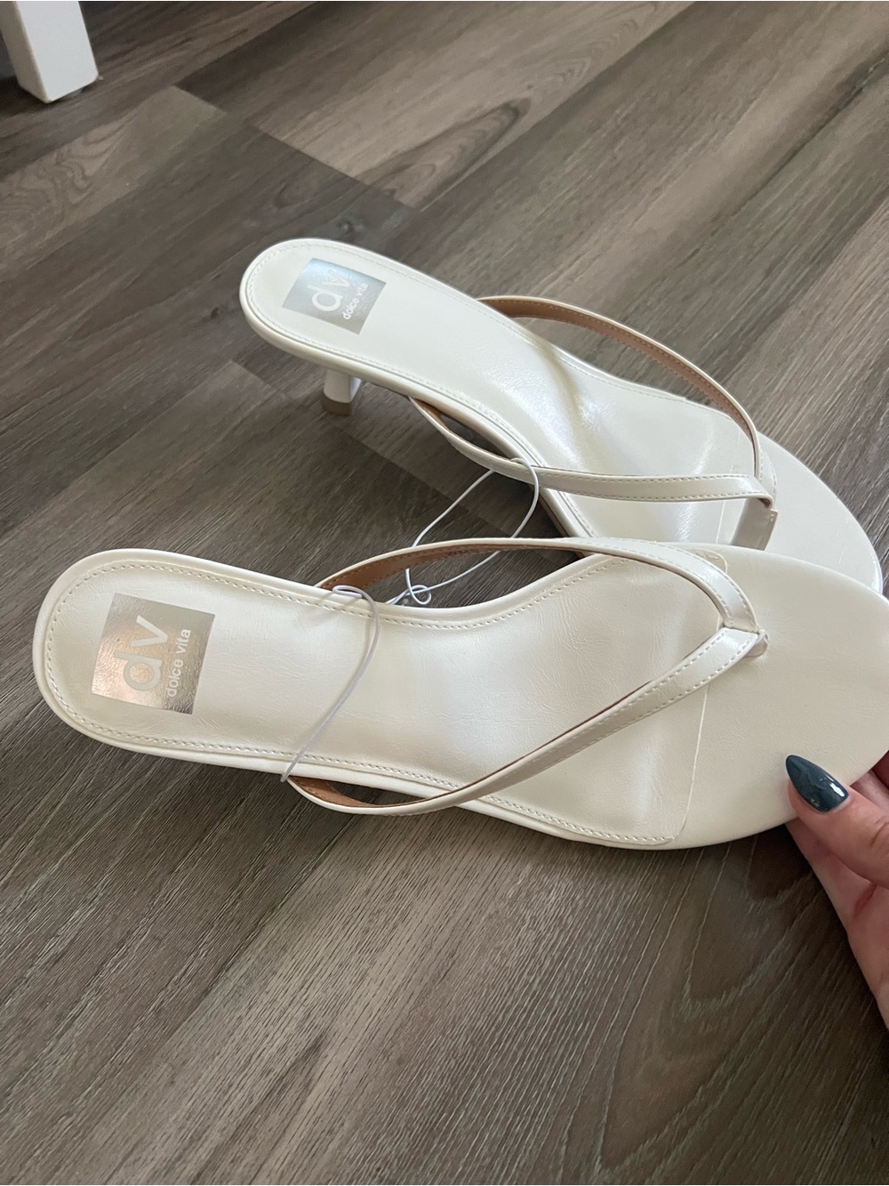 Dolce Vita Ivory White Slim Thong Sandals - Picture 2 of 3